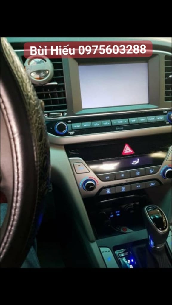 Đầu màn hình hyundai Elantra bị trắng màn